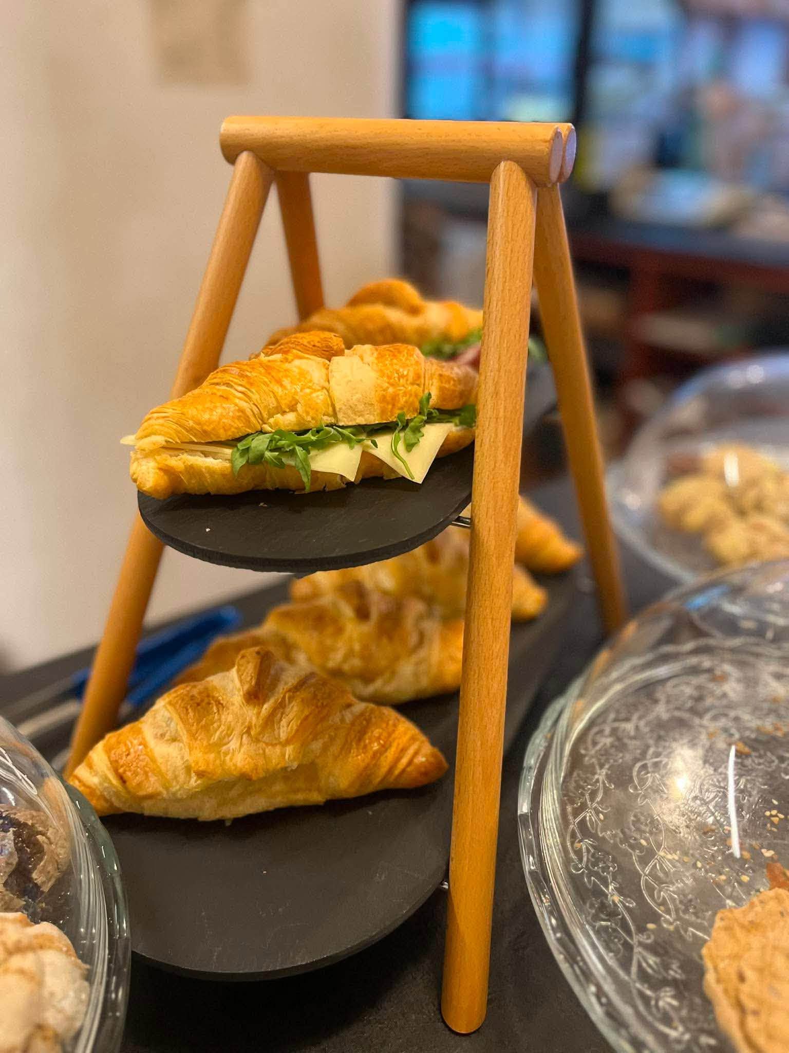 Sajtos croissant friss zöldekkel a Ne Pazarolj pultján