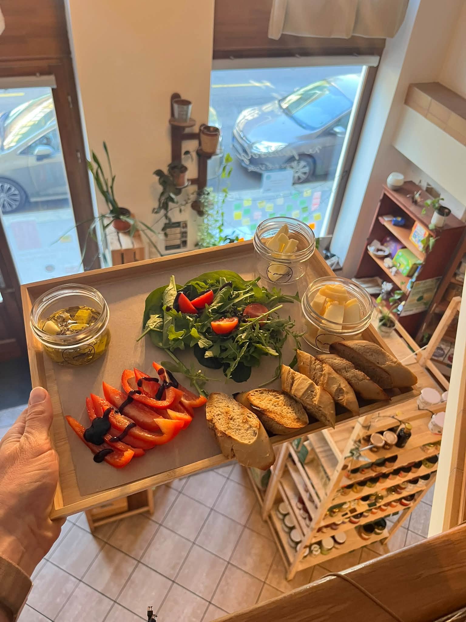 Sajtválogatás friss salátával, zöldségekkel és pirított kenyérrel a Ne Pazarolj brunch kínálatából