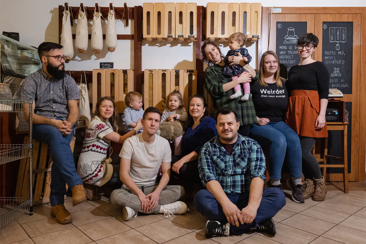 A Ne Pazarolj csapata a boltban
